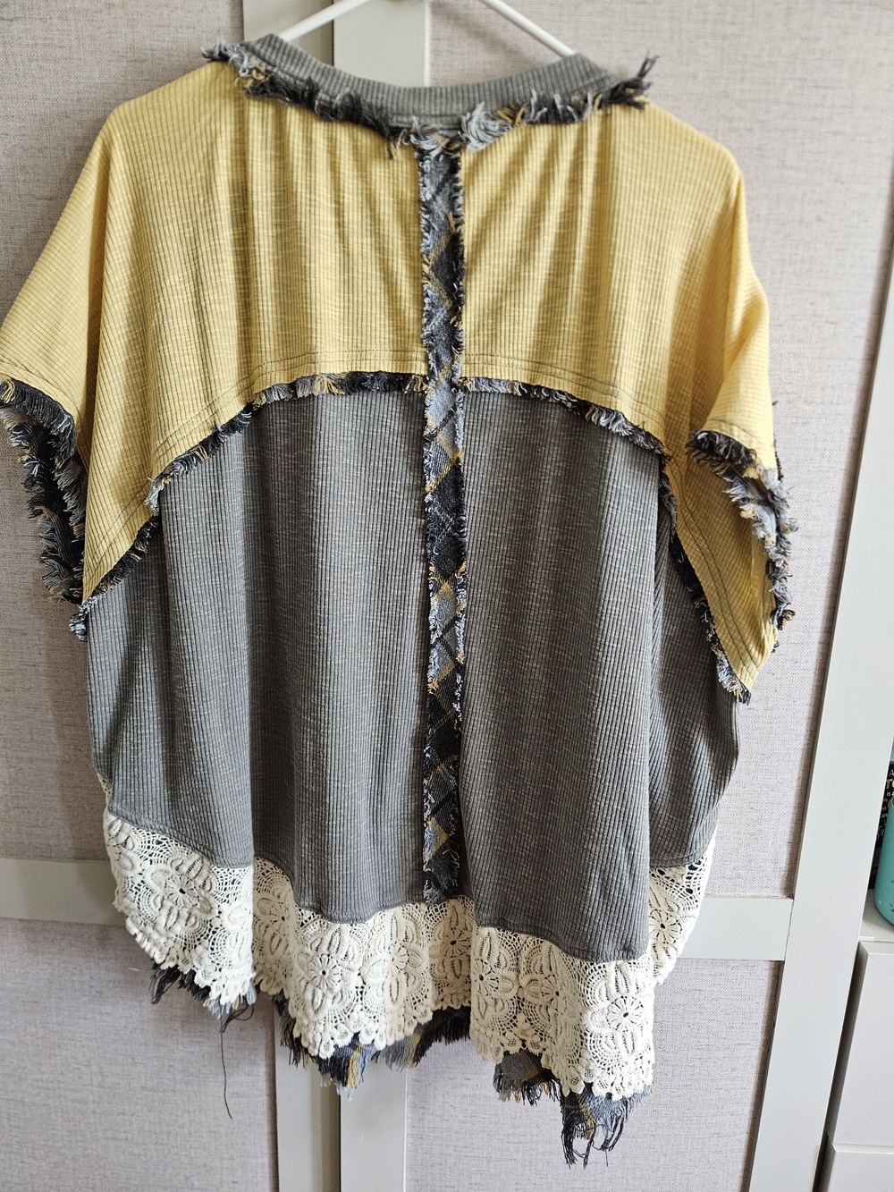 Oli & Hali Gray and Yellow Short Sleeve Mixed-Media Tee with Crochet Hem XL - Picture 5 of 6
